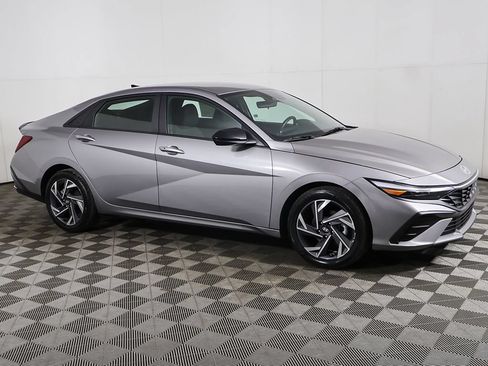 Used 2025 Hyundai Elantra Sport FWD image 12