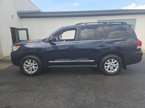 Used 2016 Toyota Land Cruiser AWD/4WD image 2