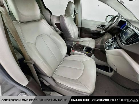 Used 2017 Chrysler Pacifica Touring-L FWD image 28
