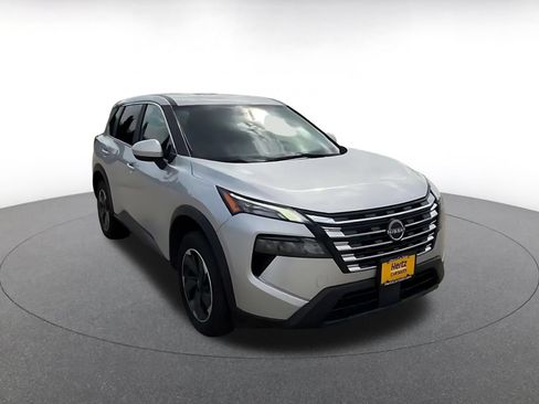Used 2025 Nissan Rogue SV FWD image 3