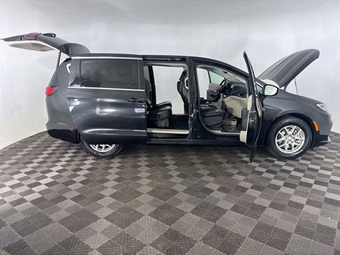 Used 2023 Chrysler Pacifica Touring-L FWD image 13