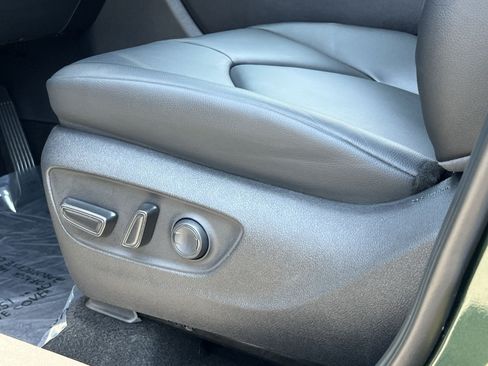 Used 2024 Toyota Highlander XLE AWD/4WD image 13