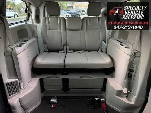 Used 2013 Chrysler Town & Country Touring FWD image 28