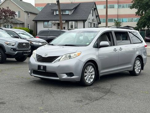 Used 2011 Toyota Sienna LE w/ Towing Pkg AWD/4WD image 3