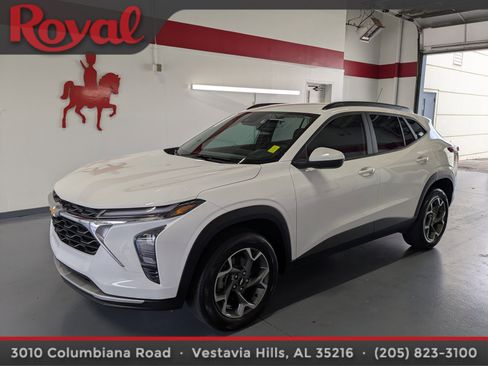 Used 2024 Chevrolet Trax LT w/ Driver Confidence Package image 1