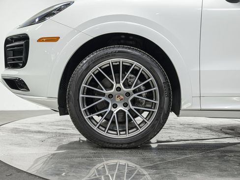 Used 2022 Porsche Cayenne Platinum Edition AWD/4WD image 3