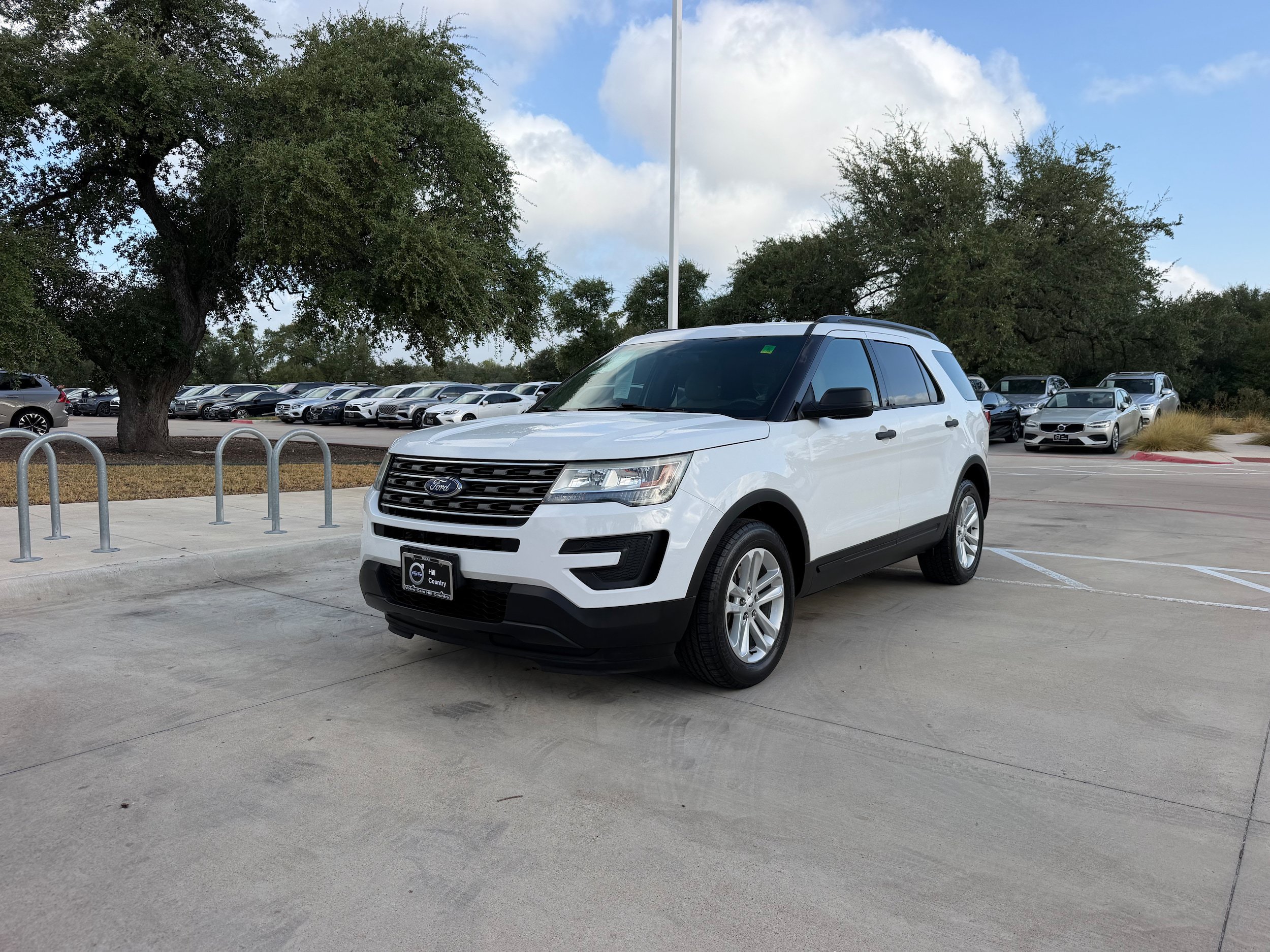 Used 2016 Ford Explorer FWD image 2