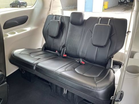 Used 2023 Chrysler Pacifica Touring-L FWD image 13