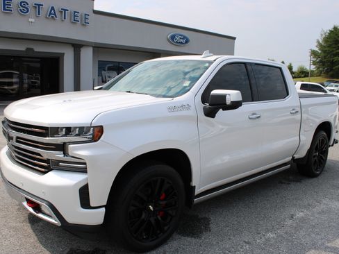 Used 2019 Chevrolet Silverado 1500 High Country w/ Technology Package AWD/4WD image 2