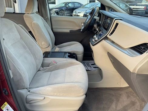 Used 2015 Toyota Sienna LE image 7