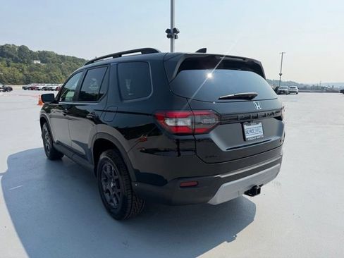 Certified 2025 Honda Pilot TrailSport image 9