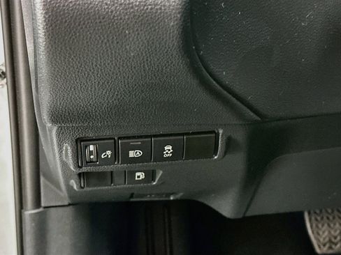 Used 2024 Toyota Corolla Cross AWD Hybrid w/ Moonroof Package image 17