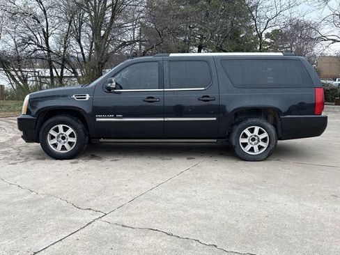 Used 2011 Cadillac Escalade ESV Premium image 3