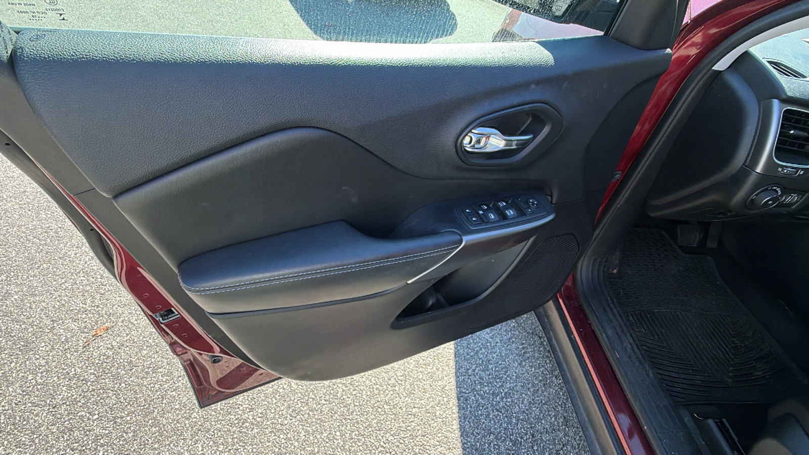 Used 2019 Jeep Cherokee Latitude Plus AWD/4WD image 14