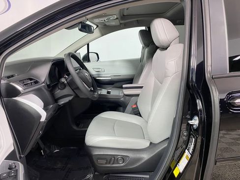Used 2025 Toyota Sienna XLE image 12