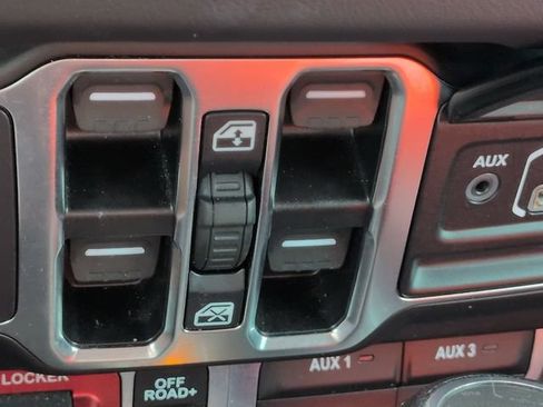 Used 2024 Jeep Gladiator Mojave w/ Technology Group AWD/4WD image 24
