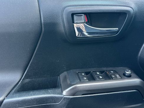 Used 2016 Toyota Tacoma TRD Sport image 10