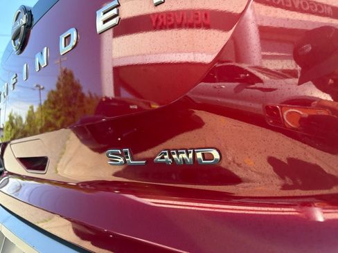 Used 2023 Nissan Pathfinder SL AWD/4WD image 10