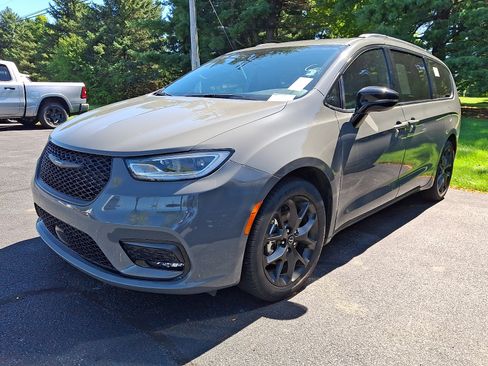 Certified 2025 Chrysler Pacifica Limited w/ Trailer Tow Group FWD image 1