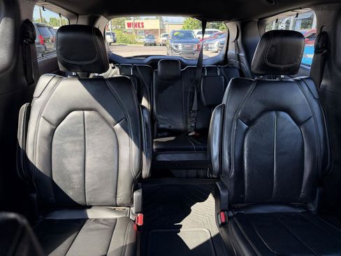 Used 2018 Chrysler Pacifica Touring-L Plus FWD image 18