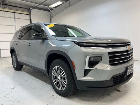 Used 2024 Chevrolet Traverse LT image 7