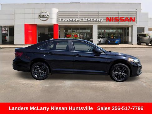Used 2023 Volkswagen Jetta SE FWD image 2