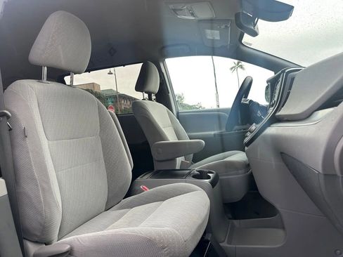 Used 2019 Toyota Sienna LE image 9