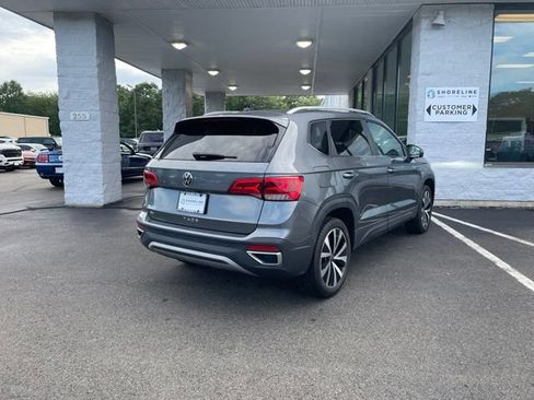 Used 2023 Volkswagen Taos SE w/ Panoramic Sunroof Package FWD image 5