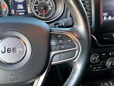 Used 2019 Jeep Cherokee Latitude Plus w/ Cold Weather Group image 19