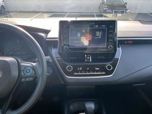 Used 2021 Toyota Corolla LE image 9