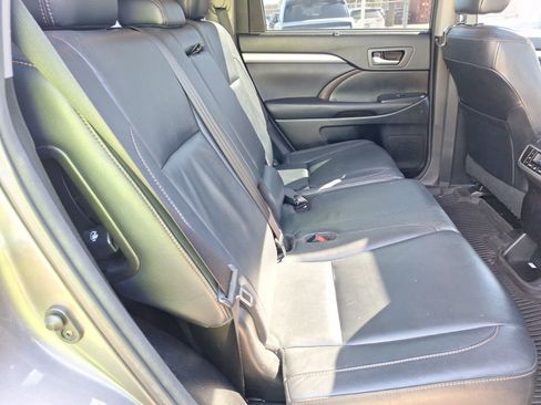 Used 2017 Toyota Highlander XLE image 31