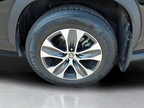 Used 2021 Toyota Highlander XLE AWD/4WD image 11