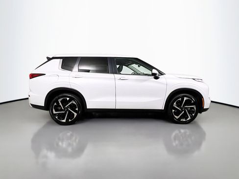 Used 2024 Mitsubishi Outlander SE image 3