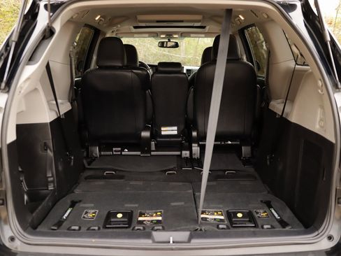 Used 2017 Toyota Sienna SE image 34