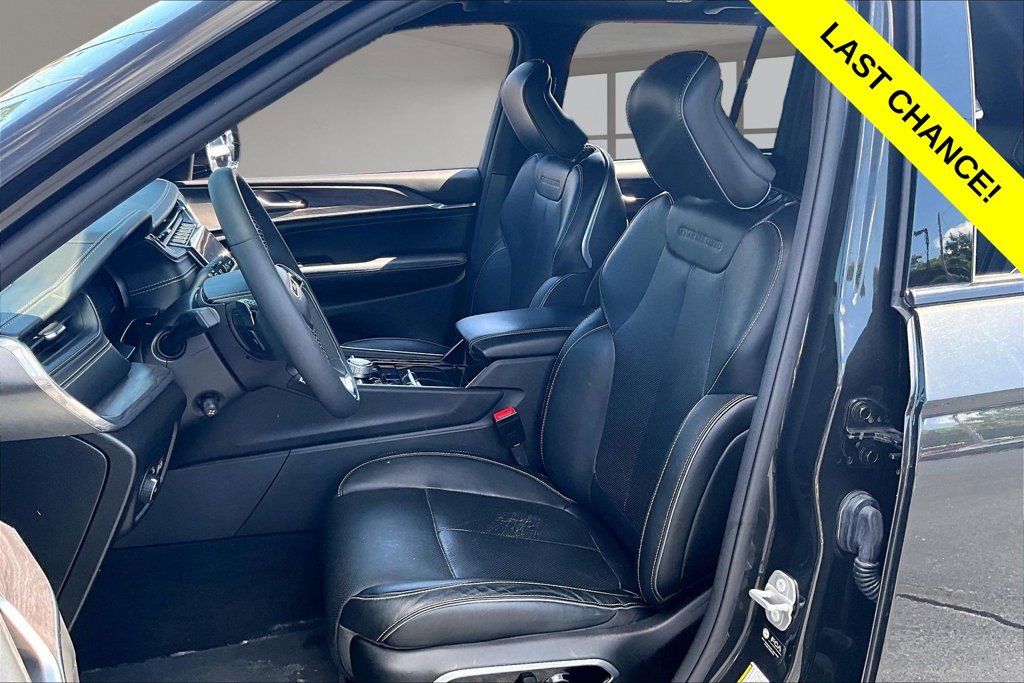 Used 2023 Jeep Grand Cherokee Overland w/ Luxury Tech Group IV AWD/4WD image 25