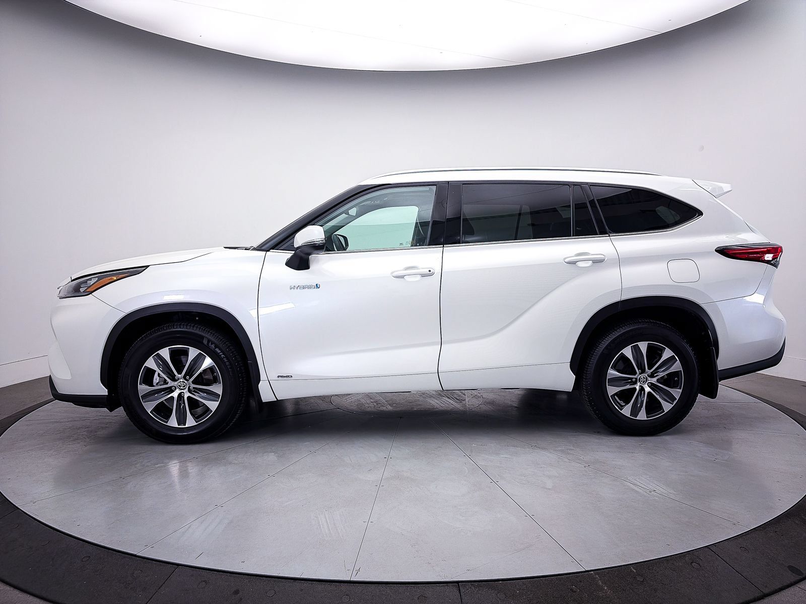 Used 2020 Toyota Highlander XLE AWD/4WD image 37