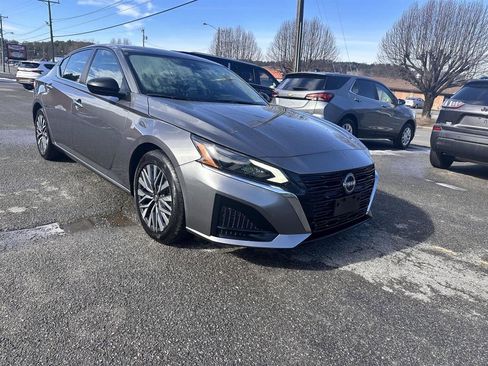 Used 2024 Nissan Altima 2.5 SV image 3