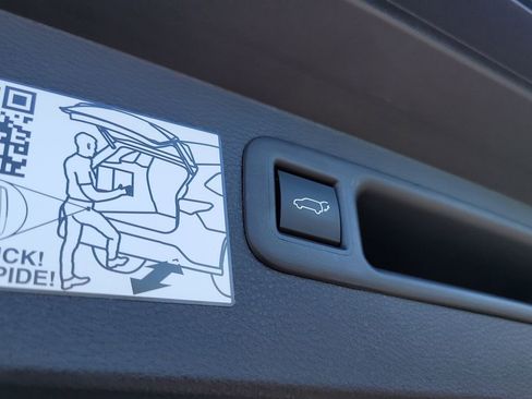 Used 2024 Toyota Highlander Limited image 9