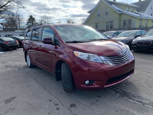 Used 2015 Toyota Sienna XLE Premium image 3
