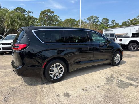 New 2026 Chrysler Pacifica Select FWD image 3