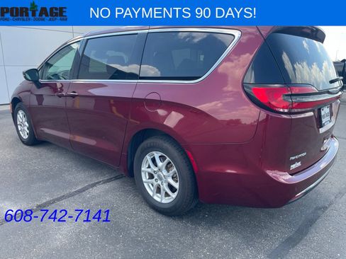Used 2023 Chrysler Pacifica Touring-L FWD image 4