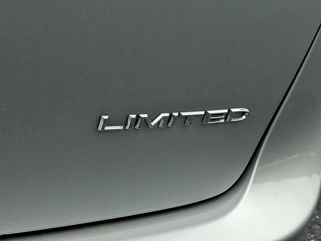 Used 2024 Chrysler Pacifica Limited FWD image 34