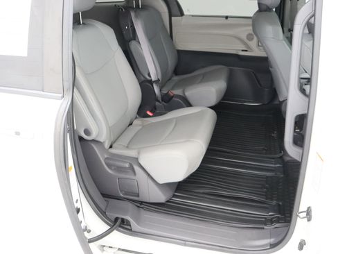 Used 2021 Toyota Sienna XLE FWD image 36
