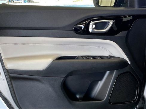 Used 2023 Jeep Compass Limited image 2