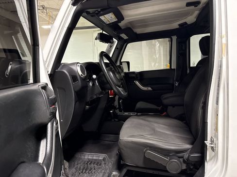 Used 2018 Jeep Wrangler Unlimited Sahara AWD/4WD image 18