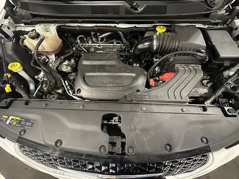 Used 2023 Chrysler Pacifica Touring-L FWD image 45