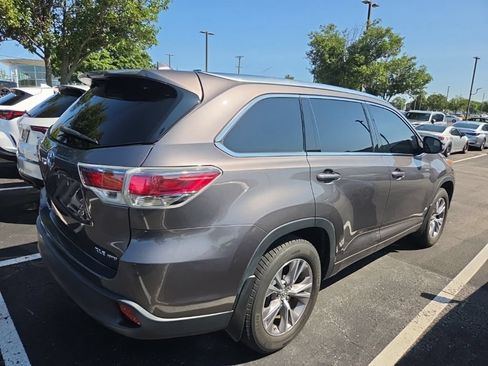 Used 2015 Toyota Highlander XLE AWD/4WD image 3