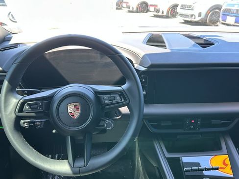 Used 2025 Porsche Macan Electric RWD image 18