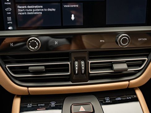 Certified 2023 Porsche Macan S AWD/4WD image 41