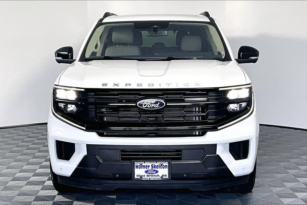 Used 2025 Ford Expedition Active AWD/4WD image 3